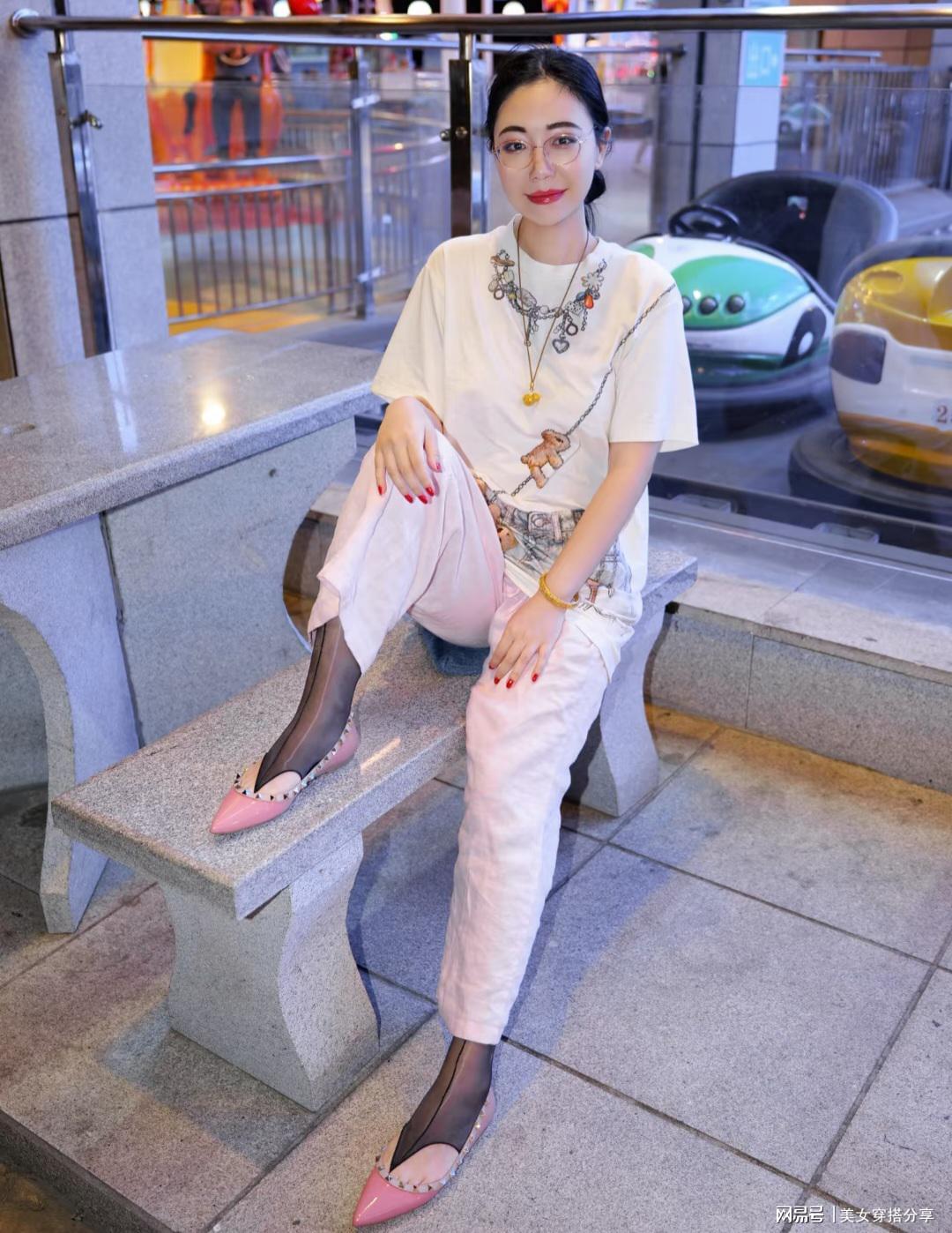 这种松弛感穿搭，也可以很有女人味